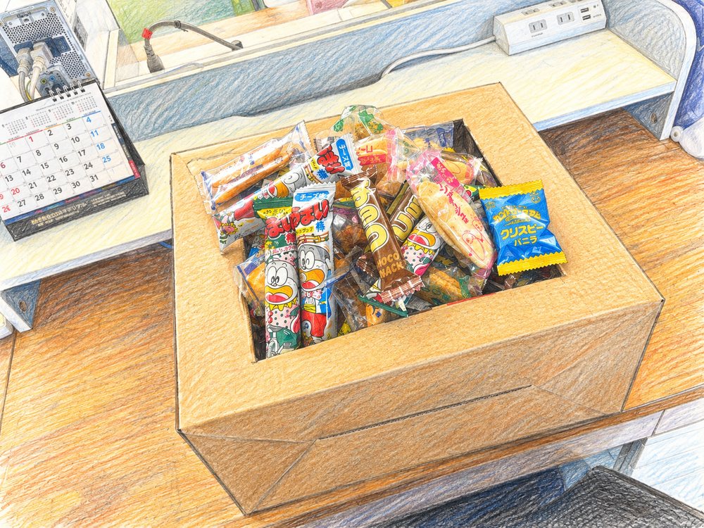 デスクの上に置かれた段ボールのお菓子箱。いろいろな駄菓子の小袋がたくさん入っている様子の色鉛筆風イラスト